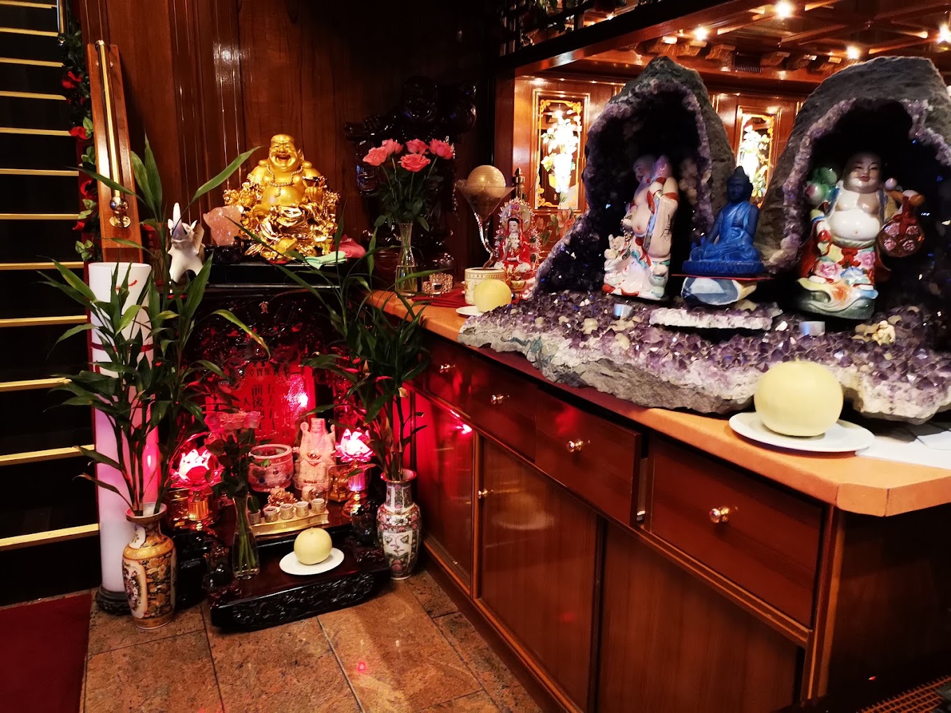 Traditionelle Buddha-Figuren und dekorative Steinformationen im Shanghai 3