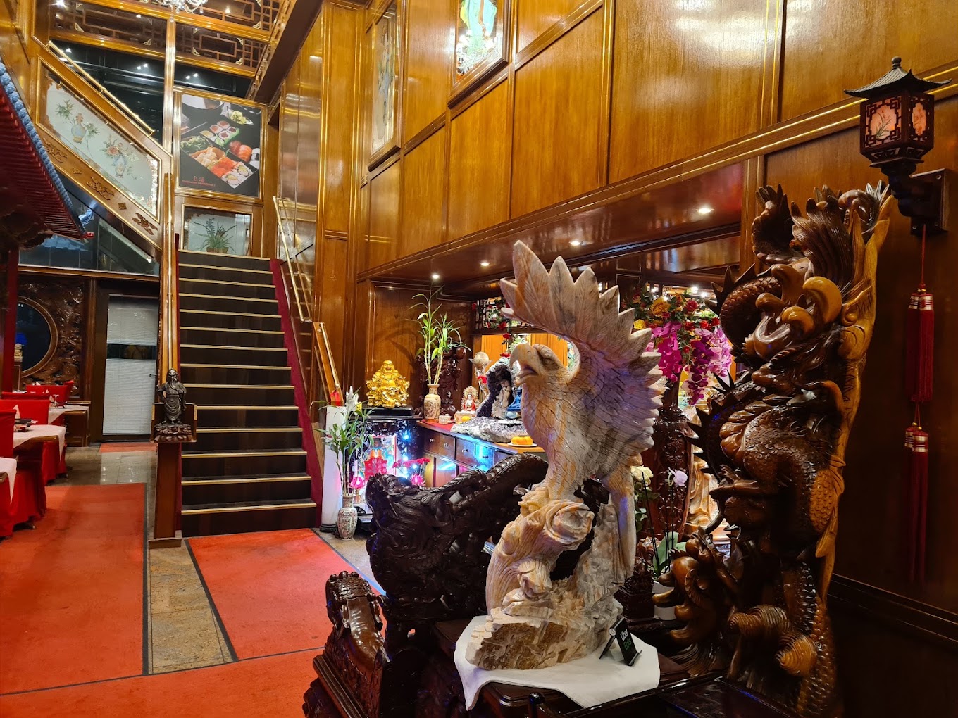 Kunstvoll geschnitzte Treppe mit Adler- und Drachenskulpturen im Shanghai 3
